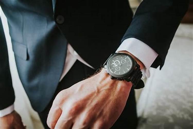 梦到别人的手表是什么意思？男人梦见买手表是什么预兆