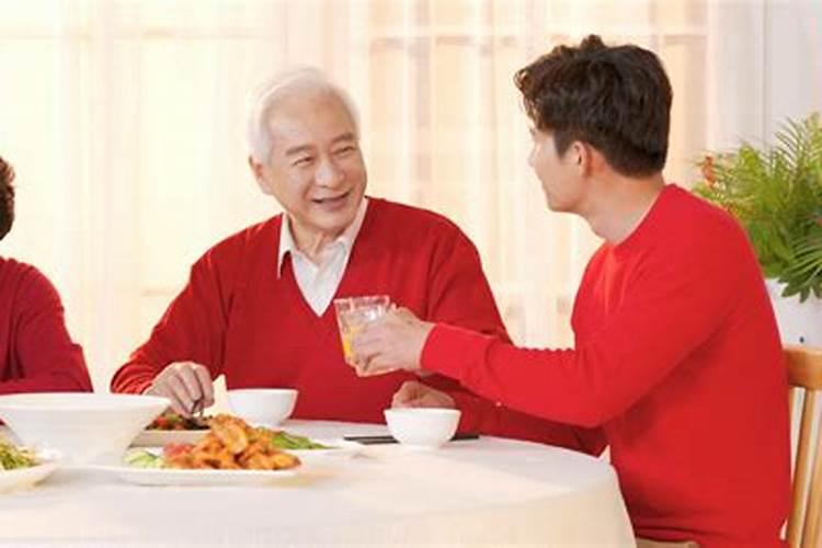 梦见和老爷爷一起吃饭聊天 梦见自己和老人一起吃饭