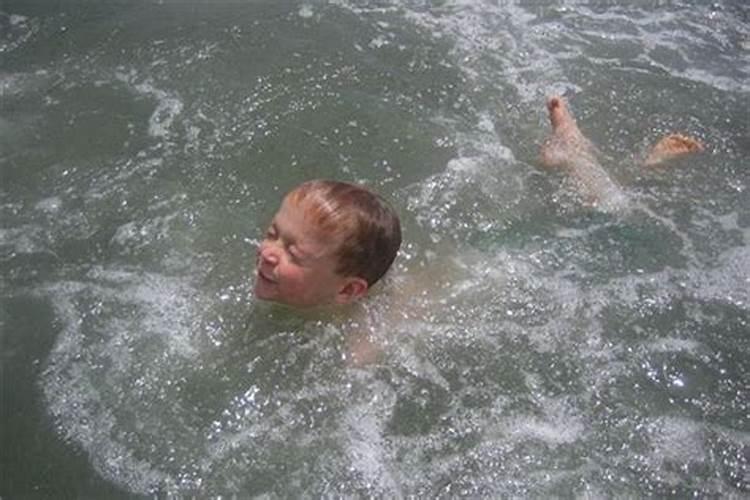 梦到儿子掉水里自己又爬了上来
