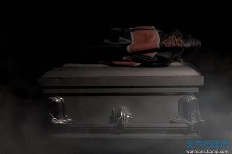 梦见死去的外公在棺材里躺着