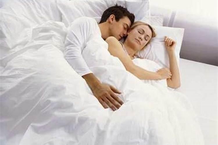 梦见跟前女友在一起睡觉很开心