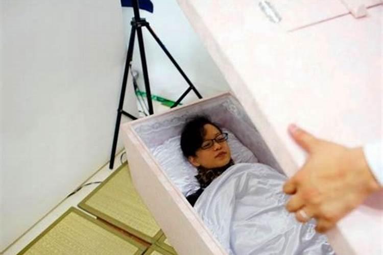 梦见和死去的奶奶在棺材里面