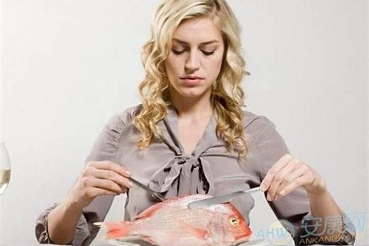 女人梦到吃鱼是什么意思周公解梦