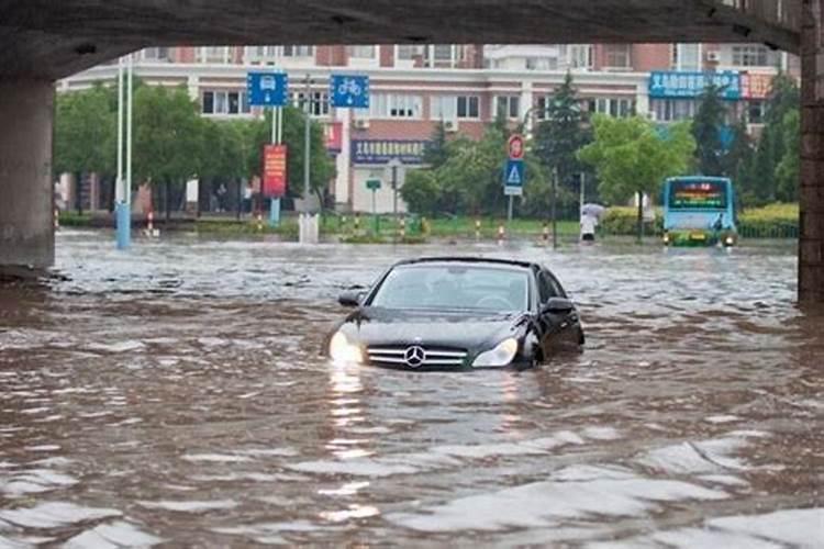 梦见自己的汽车被水淹被人捞上来了（做梦梦见水淹车）